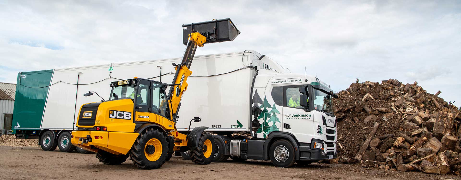 JCB 420 loading AWJ walking floor with logs