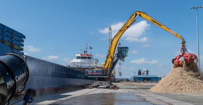 Unloading processed waste wood from a vessel