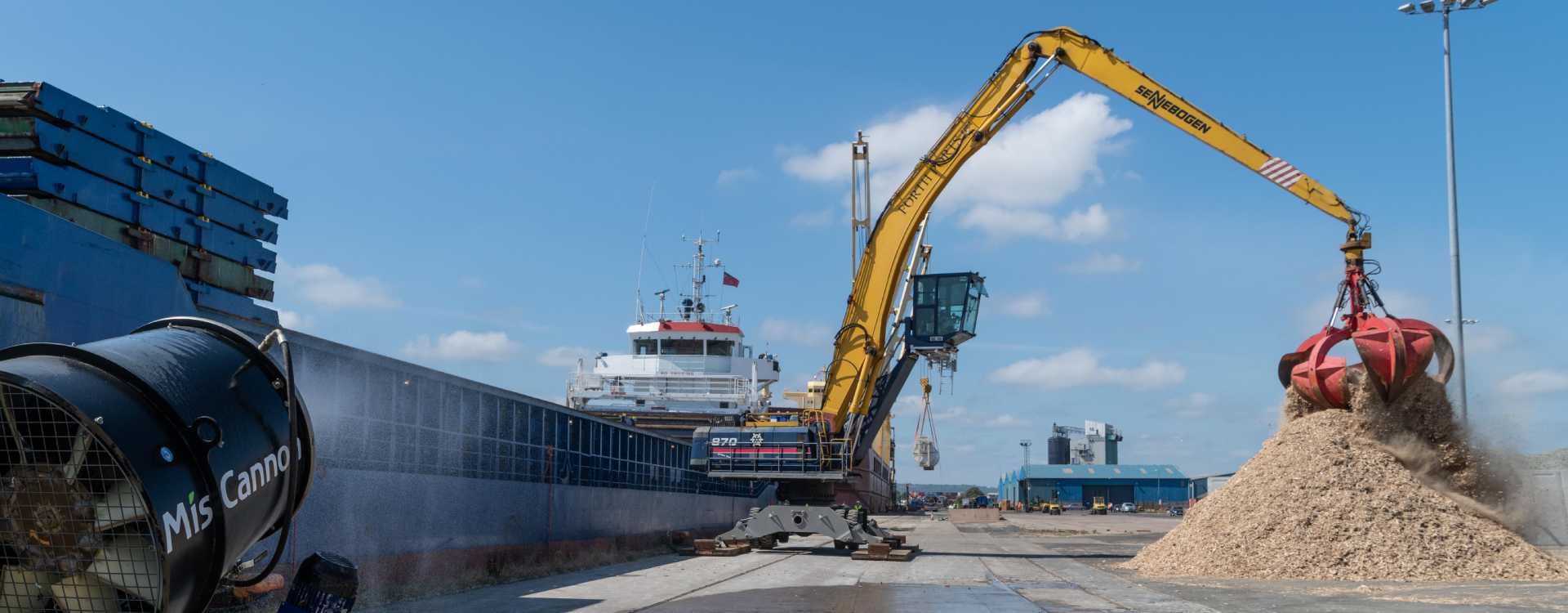 Unloading processed waste wood from a vessel