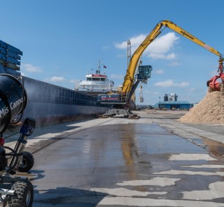 Unloading processed waste wood from a vessel
